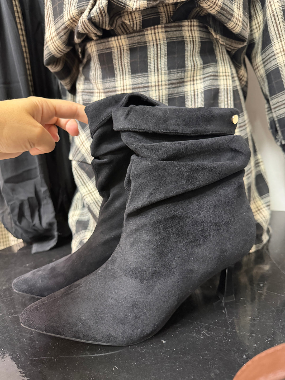 BOTÍN SLOUCH NEGRO