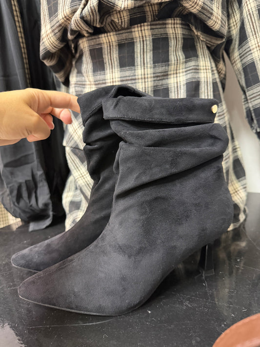 BOTÍN SLOUCH NEGRO