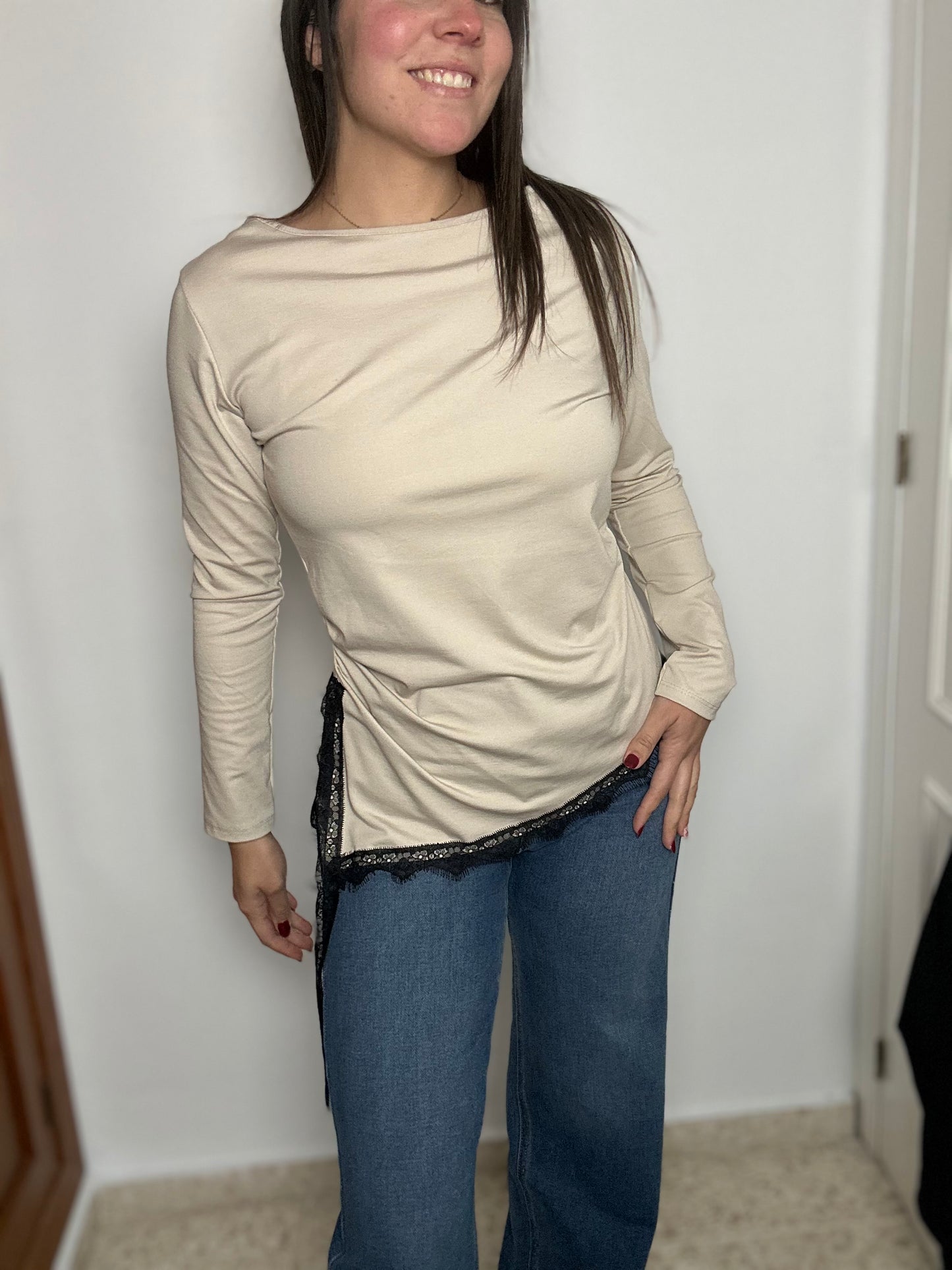 TOP ENCAJE ASIMÉTRICO