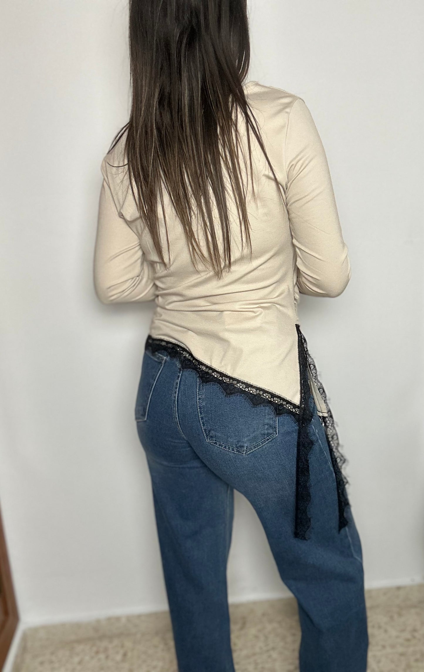 TOP ENCAJE ASIMÉTRICO